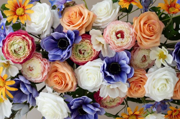 Close-up van backdrop met kleurrijke zijden bloemen