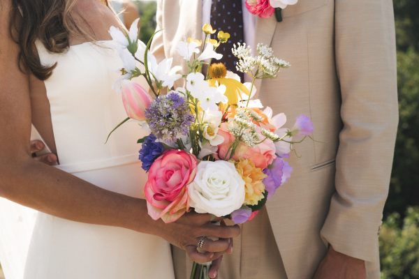 Close-up bruidsboeket met zijdebloemen – duurzaam alternatief voor verse bloemen