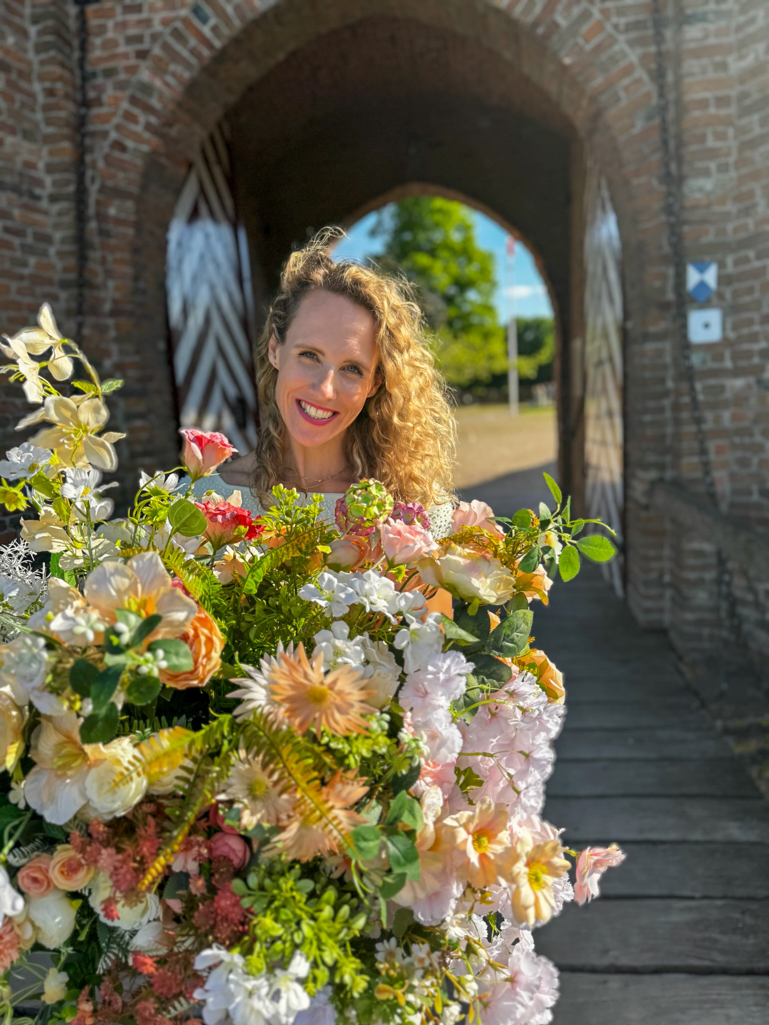 Anne-fleur bij het opbouwen van een Real Wedding bij centerpiece uit Soft Blush collectie
