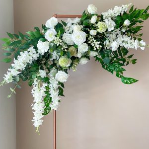 Horizontale foto van backdrop met witte zijden bloemen van Silk Flower Boutique.