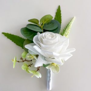 Corsage met witte zijden bloemen van Silk Flower Boutique.