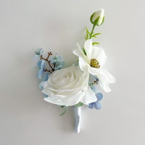 Corsage Blue collectie bruiloft met blauwe zijden bloemen. Elegant, duurzaam en eenvoudig te bevestigen.