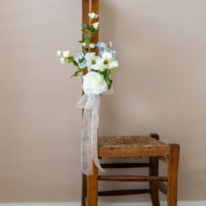 Stoeldecoratie ceremonie Blue collectie met blauwe en witte zijden bloemen van Silk Flower Boutique.