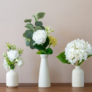 Drie losse tafelbloemen in witte tinten van Silk Flower Boutique.