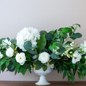 Tafelstuk met witte zijden bloemen van Silk Flower Boutique.